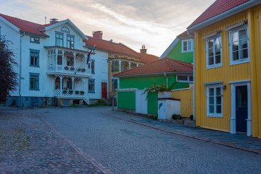 İsveç 'in Marstrand kentindeki tarihi bir caddenin gün batımı manzarası.