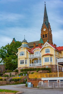 İsveç 'in Lysekil kasabasının kilisesi olan şehir manzarası.