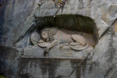 İsviçre 'nin Luzern kasabasındaki aslan heykeli.