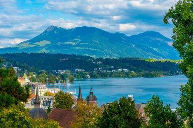 Luzern, İsviçre 'deki Lucerne Gölü' nün rıhtımı..