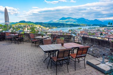 İsviçre 'nin Luzern kasabasına bakan teras..