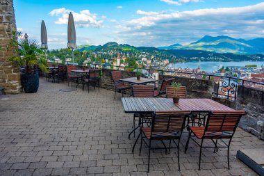 İsviçre 'nin Luzern kasabasına bakan teras..