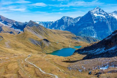 İsviçre Alplerinde Bachsee 'nin Panorama manzarası.
