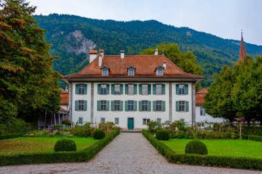 Bulutlu bir günde İsviçre 'deki Interlaken Kalesi.