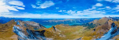 İsviçre 'de Schynige Platte-First yürüyüş pisti yanında Brienzersee Gölü manzarası.