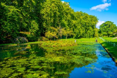 Galler 'in başkenti Cardiff yakınlarındaki St. Fagans Kalesi' nde gölet.