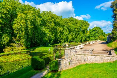 Galler 'in başkenti Cardiff yakınlarındaki St. Fagans Kalesi' nde gölet.