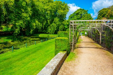 Galler 'in başkenti Cardiff yakınlarındaki St. Fagans Kalesi' nde gölet.
