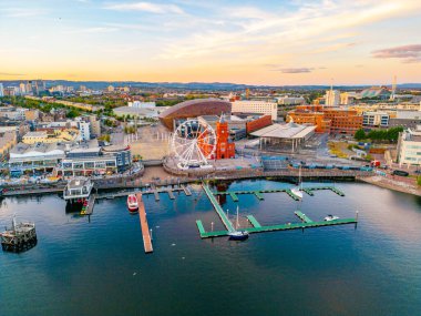 Galler 'deki Cardiff hangarının günbatımı manzarası.