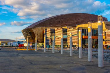 Galler 'in başkenti Cardiff' teki Roald Dahl Plass ve Galler Milenyum Merkezi.