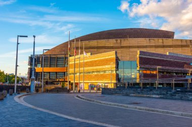 Galler 'in başkenti Cardiff' teki Roald Dahl Plass ve Galler Milenyum Merkezi.