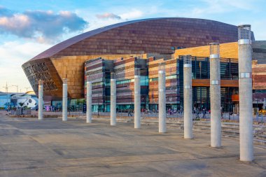 Galler 'in başkenti Cardiff' teki Roald Dahl Plass ve Galler Milenyum Merkezi.