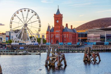 Galler, İngiltere 'de Cardiff Körfezi' nin günbatımı silüeti.