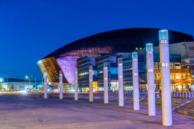 Galler 'in başkenti Cardiff' teki Roald Dahl Plass ve Galler Milenyum Merkezi 'nin gece görüşü.