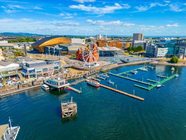 Cardiff Körfezi 'nin Skyline' ı ve Galler, İngiltere 'deki Denizkızı Quay..