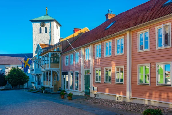 Vista Atardecer Una Calle Histórica Marstrand Suecia —  Fotos de Stock
