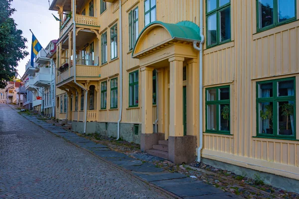 Vista Atardecer Una Calle Histórica Marstrand Suecia — Foto de Stock