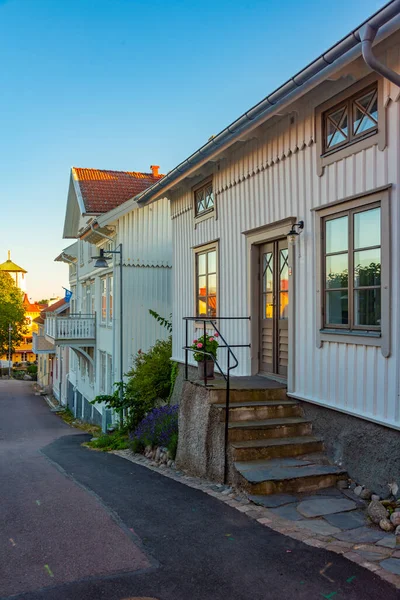スウェーデンのマルストランドの歴史的通りの夕日の景色 — ストック写真