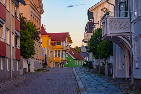 İsveç 'in Marstrand kentindeki tarihi bir caddenin gün batımı manzarası.