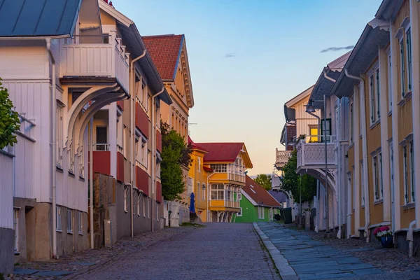 İsveç 'in Marstrand kentindeki tarihi bir caddenin gün batımı manzarası.