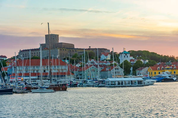 Sveç Marstrand Daki Marinanın Arkasındaki Carlsten Kalesi — Stok fotoğraf