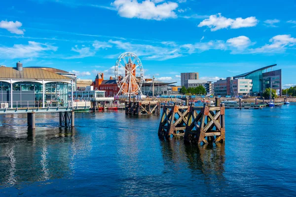 Cardiff Körfezi 'nin Skyline' ı ve Galler, İngiltere 'deki Denizkızı Quay..