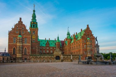 Danimarka 'daki Frederiksborg Slot Sarayı' nın gün batımı manzarası.