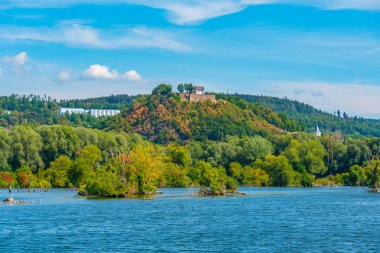 Alman kasabası Regensburg yakınlarındaki Donaustauf Kalesi.