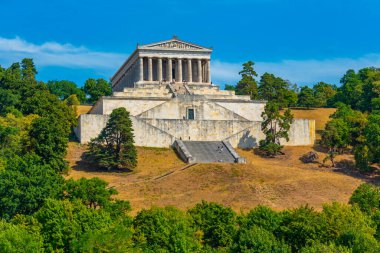 Walhalla - Regensburg yakınlarında mermer salon plaketleri ve ünlü Almanların büstleriyle neo-klasik binalar inşa etmek.