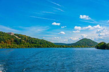 Walhalla - Regensburg yakınlarında mermer salon plaketleri ve ünlü Almanların büstleriyle neo-klasik binalar inşa etmek.