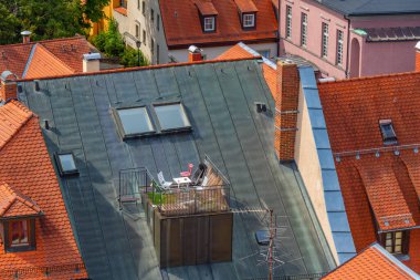 Alman kasabası Regenburg 'un şehir merkezinde balkon..