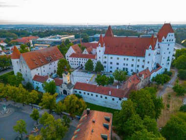 Alman şehri Ingolstadt 'taki New castle' ın gündoğumu manzarası.