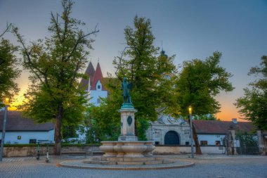 Ludwigsbrunnen, Alman şehri Ingolstadt 'taki Paradeplatz' da güneş doğarken..