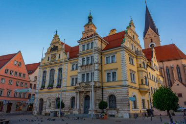 Almanya 'nın Ingolstadt kentindeki eski belediye binasının gündoğumu manzarası.