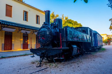 Yunan Nafplio kasabasının merkezinde eski bir lokomotif.