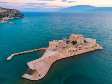 Yunan kenti Nafplio yakınlarındaki Bourtzi kalesinin günbatımı manzarası.