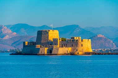 Yunan Nafplio kasabası yakınlarındaki Bourtzi kalesi.