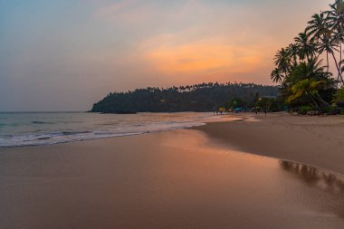 Sri Lanka 'da gün batımında Mirissa plajı.