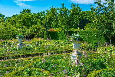 İsveç 'teki Sofiero Sarayı' ndaki bahçeler.