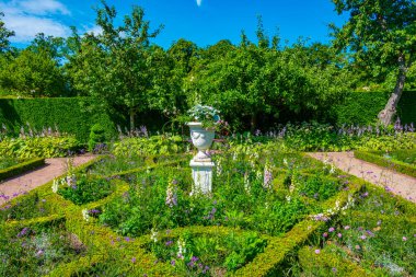 İsveç 'teki Sofiero Sarayı' ndaki bahçeler.