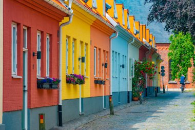 İsveç 'in Trelleborg kentindeki geleneksel renkli cadde.
