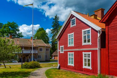 İsveç 'in Eksjo kasabasında renkli kereste evleri.