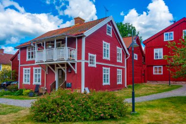 İsveç 'in Eksjo kasabasında renkli kereste evleri.