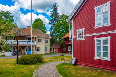 İsveç 'in Eksjo kasabasında renkli kereste evleri.