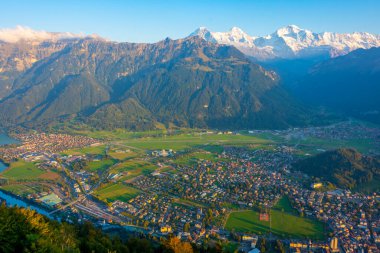 İsviçre, Interlaken 'in günbatımı manzarası.