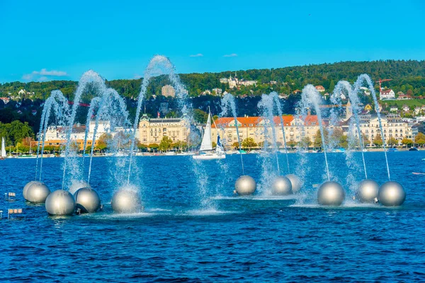 Springbrunnen çeşmesinin arkasındaki İsviçre şehri Zuerich 'in Panoraması.