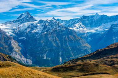 İsviçre 'deki Grindelwald köyünün üzerindeki Alpler Panoraması.