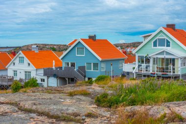İsveç 'in Kungshamn şehrinde tarihi bir caddenin manzarası.