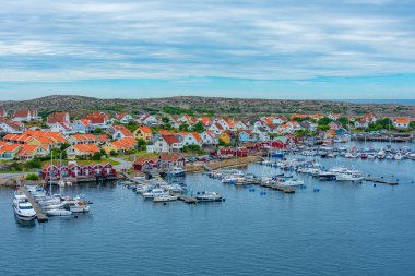 İsveç 'in Kungshamn kentindeki marina manzarası.