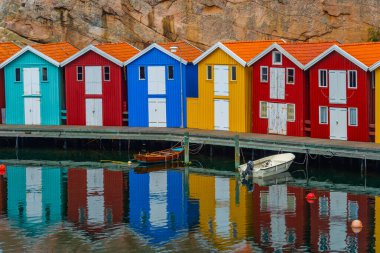 İsveç 'in Smogen köyünde renkli ahşap barakalar.